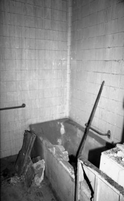Saw
Après la chaise électrique la baignoire pour récupérer le sang.

Pentax P30 - Cosina 28-70 f4 - Kodak BW 400
Mots-clés: Bizarre - Inquiétant