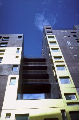 Dorure
Paris 13 - le nouveau quartier dessiné par Porzamparc

Minox 35 GL - Fuji Superia 200
Mots-clés: Architecture - Graphisme - Geometrie