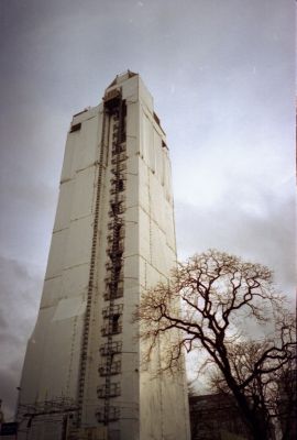 La tour
Le campanile de Chatelet, qui doit être en travaux depuis au moins 4 ans...

Olympus XA 4 - Ferrania Solaris 100
Mots-clés: Paris