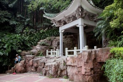 Un temple dans un grand parc de Canton. Un chinois qui ne travaille pas ! c'est exceptionnel.
