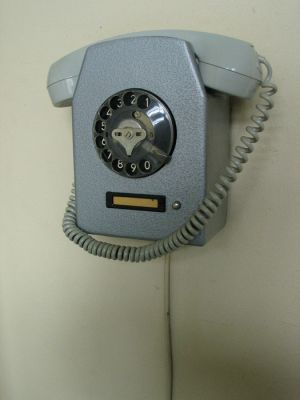 ALLO
Vive l'époque où les téléphones avaient un fil, aucune conversation ne s'arrêtait dans un square.
