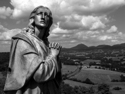 Saint Jean
Après avoir lu comme tout le monde le "Da Vinci code" , je me suis mis ?  photographier toutes les statues représentant Saint Jean, celle ci se trouve en Auvergne, au loin on voit le Puy de Dôme.
Nikon F801 + 2/50 Arsat , Agfapan APX 100 dans du rodinal.
