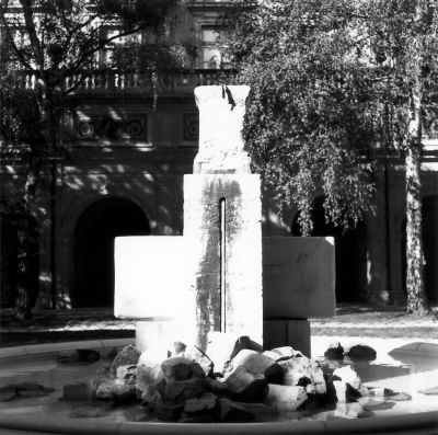Fontaine au parc des Beaux Arts
Mamiya c220 - Ilford pan F plus 50 - développée/Tirée à Gris Souris - Scannée avec un mauvais scanner 
Mots-clés: fontaine mamiya c220 6x6 Ilford pan 50