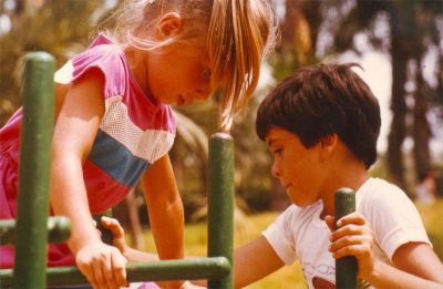 Enfants jouant sur une aire de jeux
