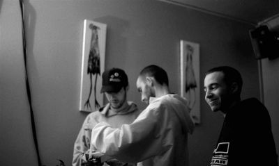 Lil' Mayday - II
DJ Call et DJ Ul'z ont leurs habitudes au Voleur de Poules, un bar toulousain... Ce soir là, il y avait aussi Mayday, et le DMC Champion...
