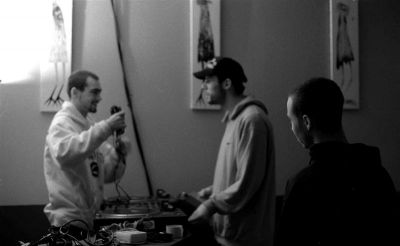 Lil' Mayday - I
DJ Call et DJ Ul'z ont leurs habitudes au Voleur de Poules, un bar toulousain... Ce soir là, il y avait aussi Mayday, et le DMC Champion...
