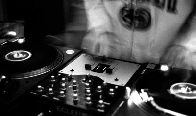 turntabilism by DMC champion...
DJ Call et DJ Ul'z ont leurs habitudes au Voleur de Poules, un bar toulousain... Ce soir là, il y avait aussi Mayday, et le DMC Champion...
