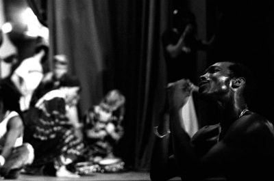 Mamadou Diallo...
chorégraphe de sabar, et danses traditionnelles sénégalaises, pendant une répétition générale...
