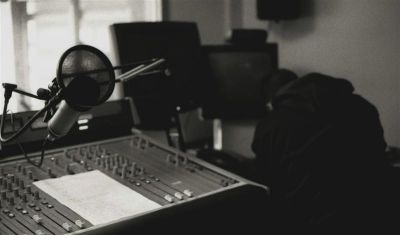 Micro off et playlist...
DJ Mayday et Ethik the Hopgoblin animent tous les samedi de 19 à 21h l'emission So Many Wayz sur radio campus toulouse... des gentlemen du son, qui bercent les oreilles des auditeurs de jazz, de soul et de hip hop bien sûr...
