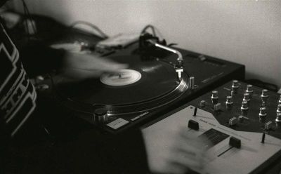 DJ Mayday...
DJ Mayday et Ethik the Hopgoblin animent tous les samedi de 19 à 21h l'emission So Many Wayz sur radio campus toulouse... des gentlemen du son, qui bercent les oreilles des auditeurs de jazz, de soul et de hip hop bien sûr...
