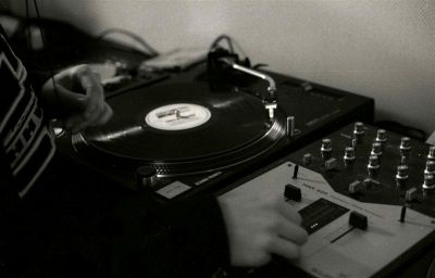 DJ Mayday...
DJ Mayday et Ethik the Hopgoblin animent tous les samedi de 19 à 21h l'emission So Many Wayz sur radio campus toulouse... des gentlemen du son, qui bercent les oreilles des auditeurs de jazz, de soul et de hip hop bien sûr...
