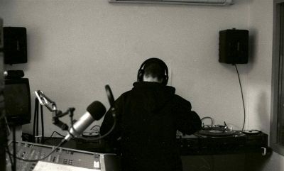 DJ Mayday...
DJ Mayday et Ethik the Hopgoblin animent tous les samedi de 19 à 21h l'emission So Many Wayz sur radio campus toulouse... des gentlemen du son, qui bercent les oreilles des auditeurs de jazz, de soul et de hip hop bien sûr...
