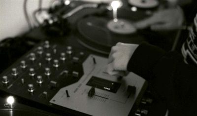 DJ Mayday...
DJ Mayday et Ethik the Hopgoblin animent tous les samedi de 19 à 21h l'emission So Many Wayz sur radio campus toulouse... des gentlemen du son, qui bercent les oreilles des auditeurs de jazz, de soul et de hip hop bien sûr...
