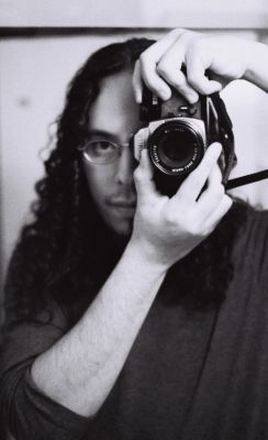 auto portrait
Nikon FM2n , HP5+ 400 asa ,  ouverture ± 2
(oui, mise au point sur l'appareil... :p )
