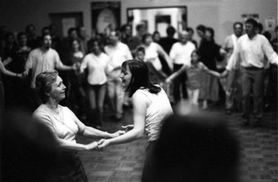 Concert-Bal ?  Livré-la-Touche (53)
Avec les Bombes 2 bal, 2005
85mm, ouvrant ?  1,8 sur mon eos100, avec une HP5 bien poussée.
Mots-clés: concert bal danse danseur ronde