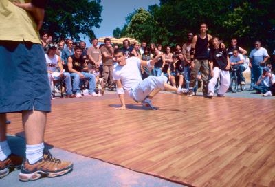 Culture Street 2006, Vitré (35) 2
Battle de Break Dance
Leica CL avec Color Skopar 28mm, Provia 400F... je teste les réglages de mon scanner et découvre la saturation/coloration !!
