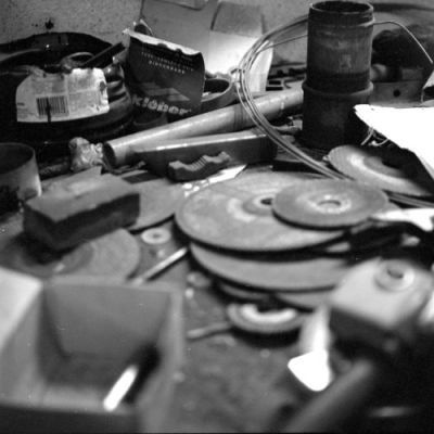 L'établi
L'atelier de mon père, mécanicien agricole
Yashica Mat et TriX ?  800ASA, 1ères photos avec cet appareil - la MAP aurait pu être plus proche...
Mots-clés: établi disques disqueuse Kleber