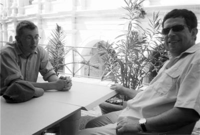 2 éminents membres du forum
Y'a pas ?  dire, l'est photogénique Papouleu !!... Il pourrait tout faire dans la photo, même modèle. Group aussi.
