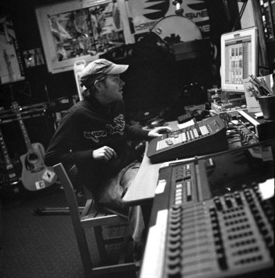 Home Studio
Romuald Gamblin, musicien lavallois - local du FJT La Meslerie, nov. 2006
Yashica Mat - TriX ?  800ASA - D76
