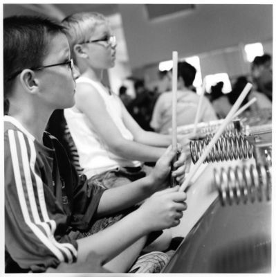 Baschet pas ! - le double ressort
Création musicale avec les enfants des écoles primaires de la Mayenne et les Structures Sonores Baschet

Bronica SQ-A > 2,8/80mm > TriX 
