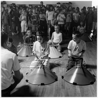 Baschet pas ! - choeur et instrumentistes
Création musicale avec les enfants des écoles primaires de la Mayenne et les Structures Sonores Baschet

Bronica SQ-A > 2,8/80mm > TriX 
