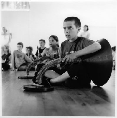 Baschet pas ! - le ressort
Création musicale avec les enfants des écoles primaires de la Mayenne et les Structures Sonores Baschet

Bronica SQ-A > 2,8/80mm > TriX
