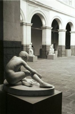 Musée des Beaux Arts, Rennes 2007
Leica CL et 2/40mm - TriX
Mots-clés: musée beaux arts rennes statue sculpture