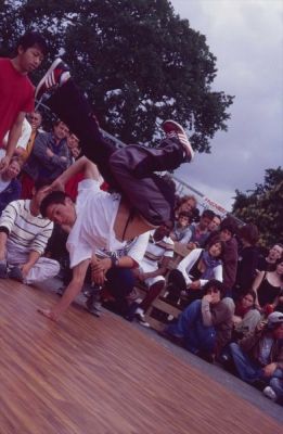 Culture Street 2007, Vitré (35)
Battle de Break dance
Leica M6 + 2/40mm et E200@800 (pas très concluant)
Mots-clés: vitré 2007 culture street battle break dance