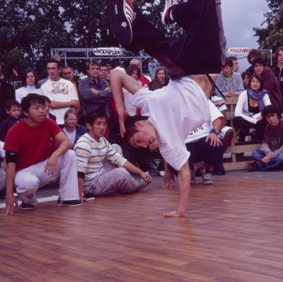 Culture Street 2007, Vitré (35)
Battle de Break dance
Leica M6 + 2/40mm et E200@800 (pas très concluant)
Mots-clés: vitré 2007 culture street battle break dance