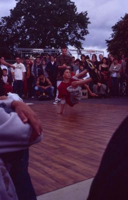 Culture Street 2007, Vitré (35)
Battle de Break dance
Leica M6 + 2/40mm et E200@800 (pas très concluant)
Mots-clés: vitré 2007 culture street battle break dance