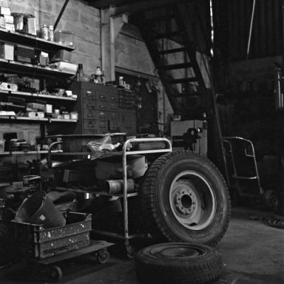 Les chariots
L'atelier de mon père, mécanicien agricole
Yashica Mat et TriX ?  800ASA, 1ères photos avec cet appareil
Mots-clés: chariots atelier mécanique mécanicien pneu