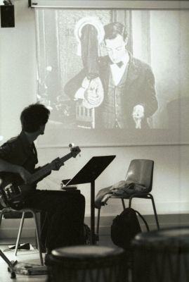 Buster Keaton - Le Cameraman 1
Ciné-concert, stage avec des musiciens amateurs, printemps 2006
EOS 100 + 85mm/1,8 USM + HP5
Mots-clés: Buster Keaton cameraman ciné concert mayenne stage musique musicien