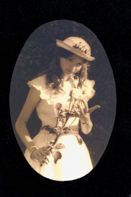 AGNES A LA ROSE
Encadrée ?  l'ancienne
Mots-clés: Rose et chapeau