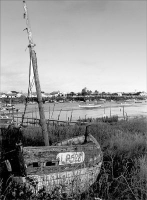 BARQUE ABANDONNEE
Hors de portée de la marée, l'abandon!
Mots-clés: barque cassée