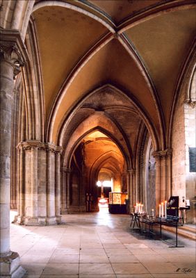 DEAMBULATOIRE CATHEDRALE DE BOURGES
Prise de vue en lumière naturelle.
Les arcs des voûtes m'ont séduit.
Prise de vue sur pied.
Mots-clés: eglise pierres architecture Bourges cathédrale