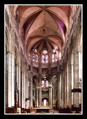 CATHEDRALE DE BOURGES ABSIDE
Vue centrale de ce superbe édifice.
Photo prise sur pied ?  1/2 seconde et Kodak Portra 160 VC
Zoom Nikkor 18/35mm ?  18mm.
Mots-clés: eglise pierres architecture Bourges cathédrale