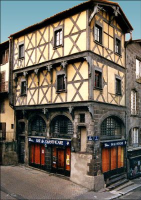 MAISON APOTHICAIRE
Superbe restauration de la Maison de l'apothicaire. En pignon se trouvent deux figurines simulant l'apothicaire avec un énorme clystère qui vise le postérieur d'un patient déculotté!
Mots-clés: maison histoire colombages auvergne mediéval