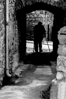 VERS LA FIN
Le passage dans le tunnel sombre qui va vers la lumière, laisse ?  penser ?  la vie qui s'en va et l'arrivée vers la lumière!
Mots-clés: Passage, lumière, vie