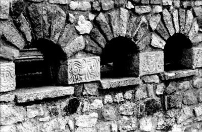 TRILOGIE DE PIERRES
Mur de clôture d'une propriété ?  Montpeyroux dans le Puy de Dôme.
Ces trois petites fenêtres permettent de voir ?  l'intérieur.
Mots-clés: Fenêtres, pierres, village