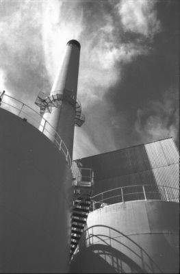 Evocation
Une cheminée de chaufferie et ses citernes.

Ricoh Kr 10 Super - 28-70 f4 Cosina - Hp5+
Mots-clés: urbain - architecture - usine