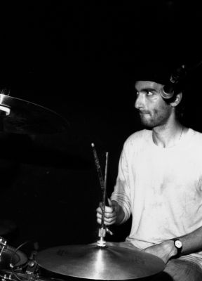 Nat
Concert de Time Out à l'espace B.

Pentax LX - 50/1.7 SMC-M à 1.7 - Vitesse 1/15s - Hp 5 à 3200 
Mots-clés: Concert - Rock