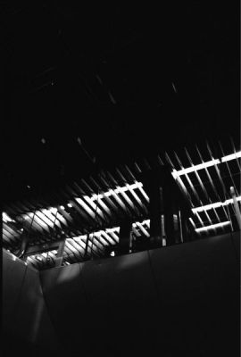 Darkside of the airport
Une passerelle sous-exposée ?  Orly.

Pentax P30 - Cosina 28-70 f4 - kodak BW 400
Mots-clés: Orly - Aéroport - Noir
