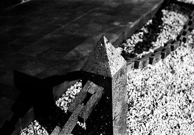 Barrière de pierres
Palais de l'Emir Bachir II Chehab à Beït Ed Dine, datant du XIX° siècle.
Un lieu magnifique.

Pentax MX - 28/2.8 ou 50/1.7 Pentax - APX 100 Rodinal
Mots-clés: Liban - Beiteddine - Chouf