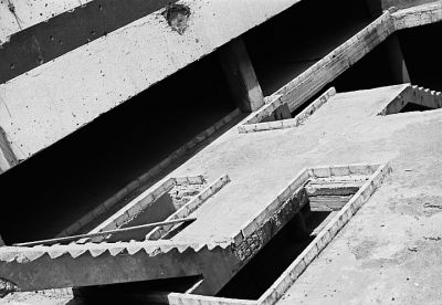 Holiday Inn 4
Beyrouth - Liban - Aout 2008

Pentax MX - SMC-M 50/1.7 ou 28/2.8 - Apx 100 + Rodinal
Mots-clés: Liban - Beyrouth - Guerre