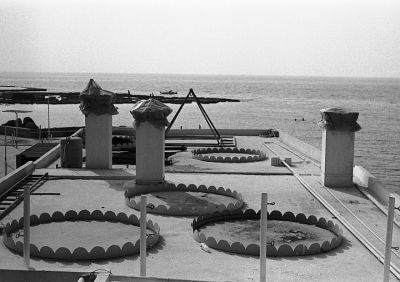 Associations géomètriques
Ville de Byblos Liban Aout 2008

Pentax MX - 28/2.8 ou 50/1.7 Pentax - APX 100 Rodinal 
Mots-clés: Liban - Byblos - Mer - Pecheur