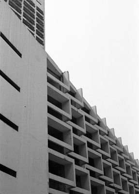 Holiday Inn 3
Beyrouth - Liban - Aout 2008

Pentax MX - SMC-M 50/1.7 ou 28/2.8 - Apx 100 + Rodinal
Mots-clés: Liban - Beyrouth - Guerre