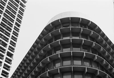Holiday Inn 2
Beyrouth - Liban - Aout 2008

Pentax MX - SMC-M 50/1.7 ou 28/2.8 - Apx 100 + Rodinal
Mots-clés: Liban - Beyrouth - Guerre