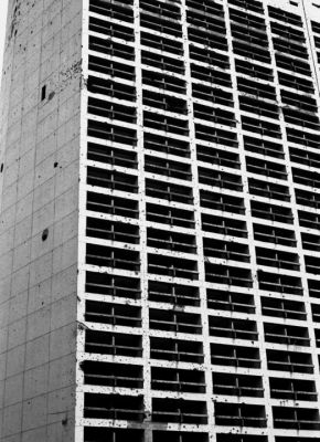 Holiday Inn 1
Beyrouth - Liban - Aout 2008

Pentax MX - SMC-M 50/1.7 ou 28/2.8 - Apx 100 + Rodinal
Mots-clés: Liban - Beyrouth - Guerre