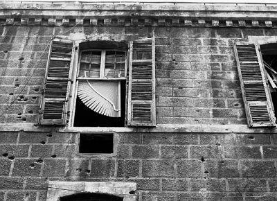 Persiennes
Liban - Beyrouth - Aout 2008

Pentax MX -50/1.7 APX 100 Rodinal
Mots-clés: Liban - Beyrouth - Aout 2008