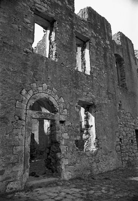 Lutzibeu 5
Pavillon de chasse du prince Pierre-Napoléon Bonaparte.

Pentax LX - 28/2.8 - Trix à 400
Mots-clés: Chateau - Corse - Ruine